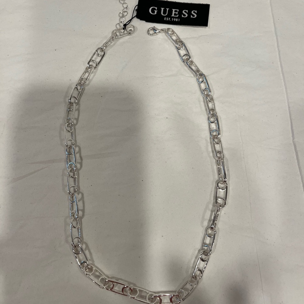 Silver necklace. From Guess 🆕.